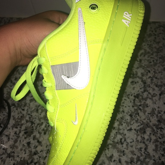NIKE'S AIR FORCE 1 UTILITY ARRIVES IN A STRIKING "VOLT" - Picture 7 of 14